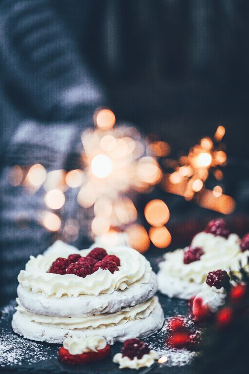 Weiß-roter Kuchen Mit Rot-weißen Streuseln. Wallpaper in 4912x7360 Resolution