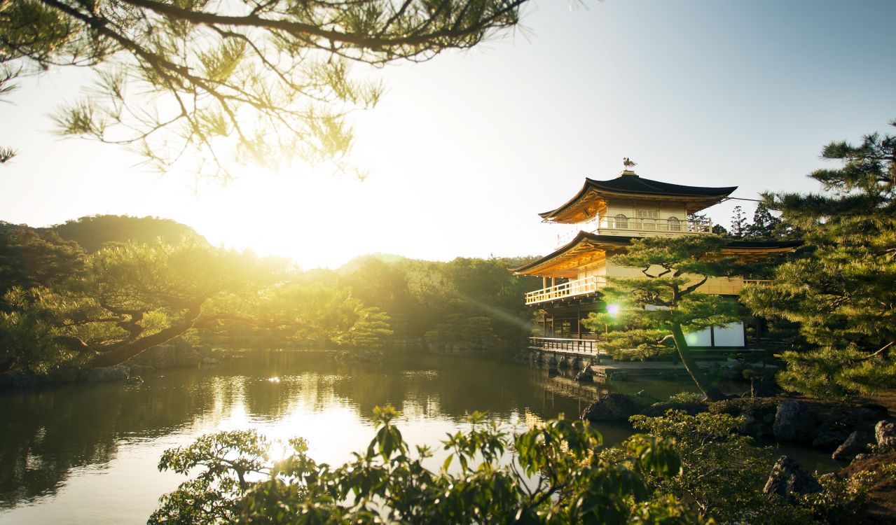Casa de Madera Marrón en el Lago Durante el Día. Wallpaper in 3216x1885 Resolution