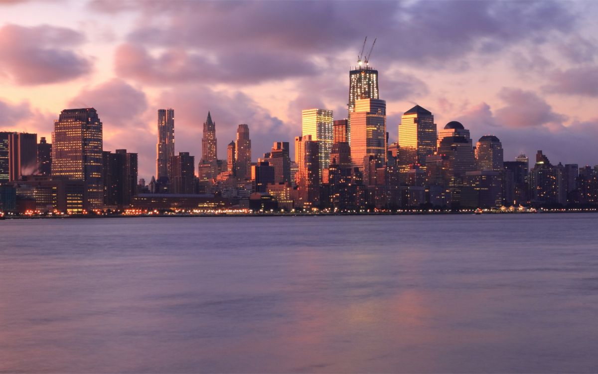 Horizonte de la Ciudad a Través Del Cuerpo de Agua Durante la Noche.. Wallpaper in 2880x1800 Resolution