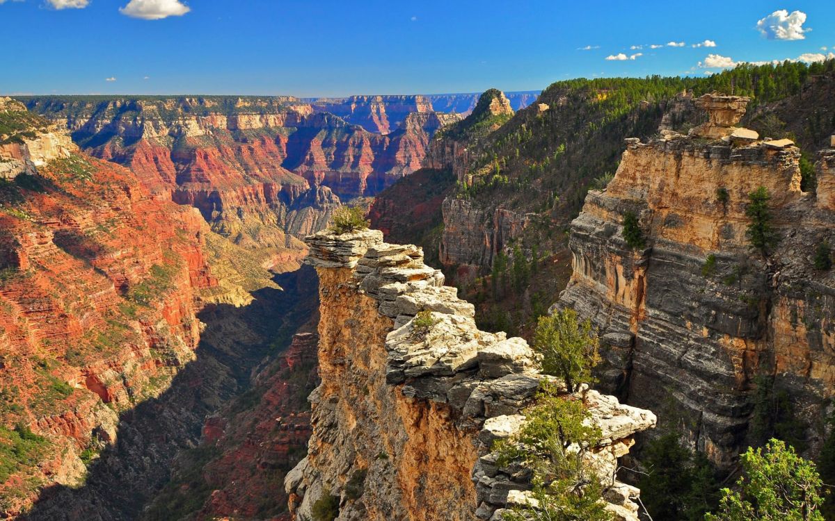 Brauner Felsiger Berg Unter Blauem Himmel Tagsüber. Wallpaper in 2880x1800 Resolution