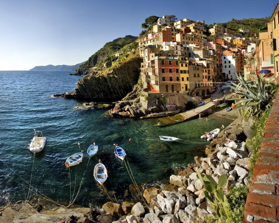 Braunes Betongebäude Neben Gewässer Tagsüber During. Wallpaper in 2600x2080 Resolution