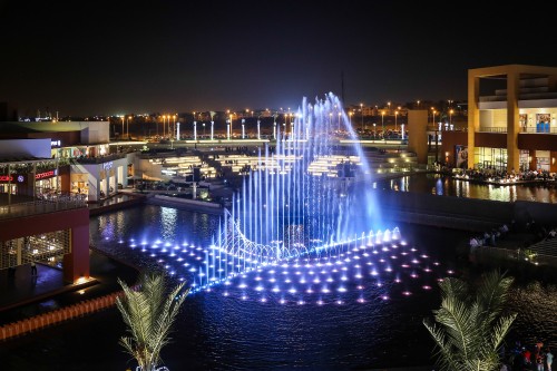 Image water fountain in the city during night time