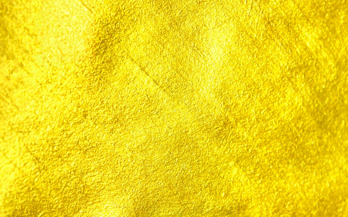 Gelbes Textil Auf Braunem Holztisch. Wallpaper in 2560x1600 Resolution
