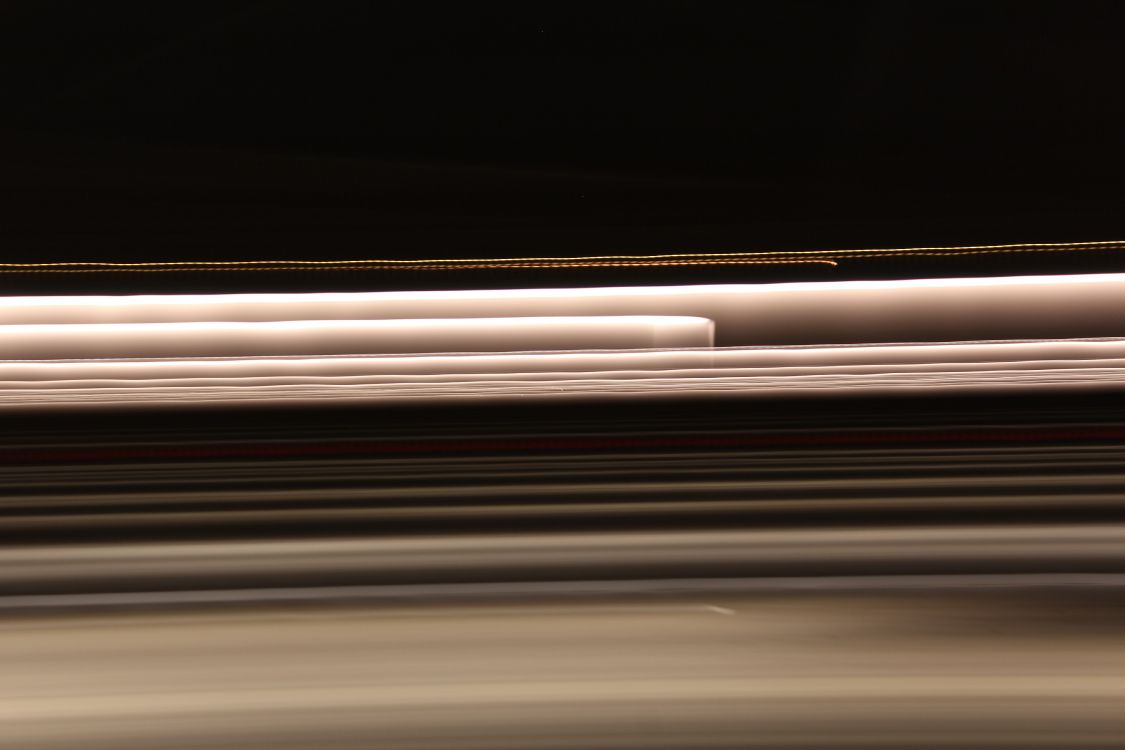 Weißer Und Brauner Lichtstrahl. Wallpaper in 5184x3456 Resolution