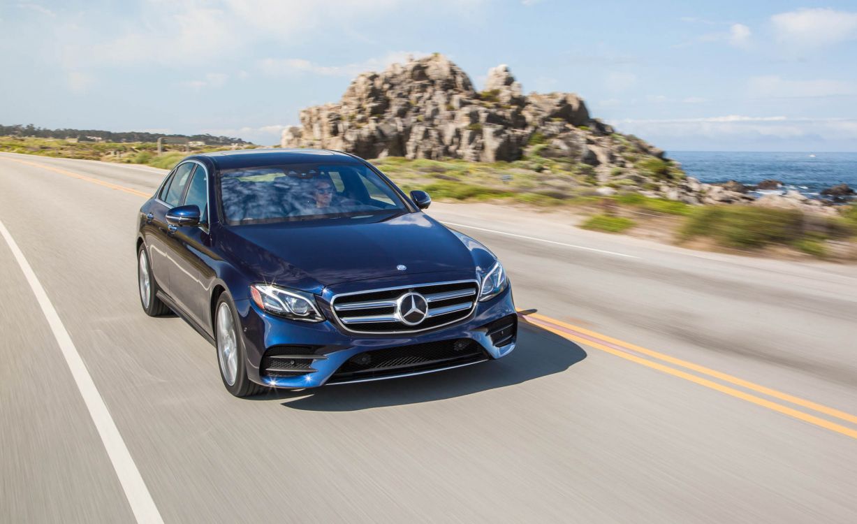 Blaues Mercedes Benz Auto Tagsüber Unterwegs Car. Wallpaper in 2250x1375 Resolution