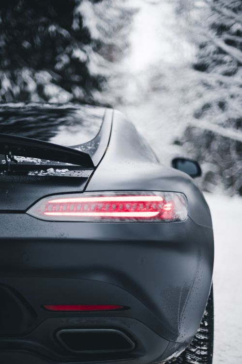 Voiture Honda Noire Avec de la Neige Sur le Dessus. Wallpaper in 4160x6240 Resolution