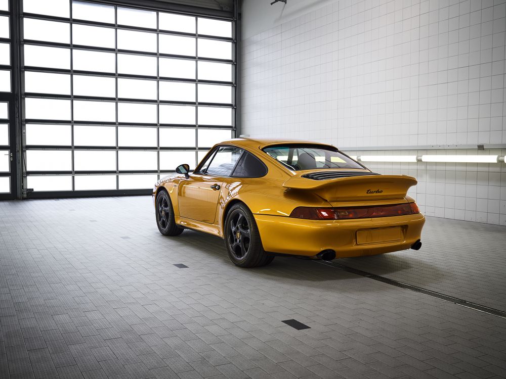 Porsche 911 Jaune Garée Devant un Mur Blanc. Wallpaper in 3000x2248 Resolution