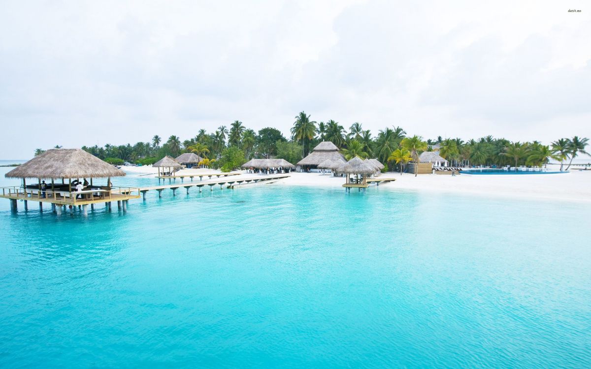 Sombrillas Blancas y Azules en la Playa Durante el Día. Wallpaper in 2880x1800 Resolution