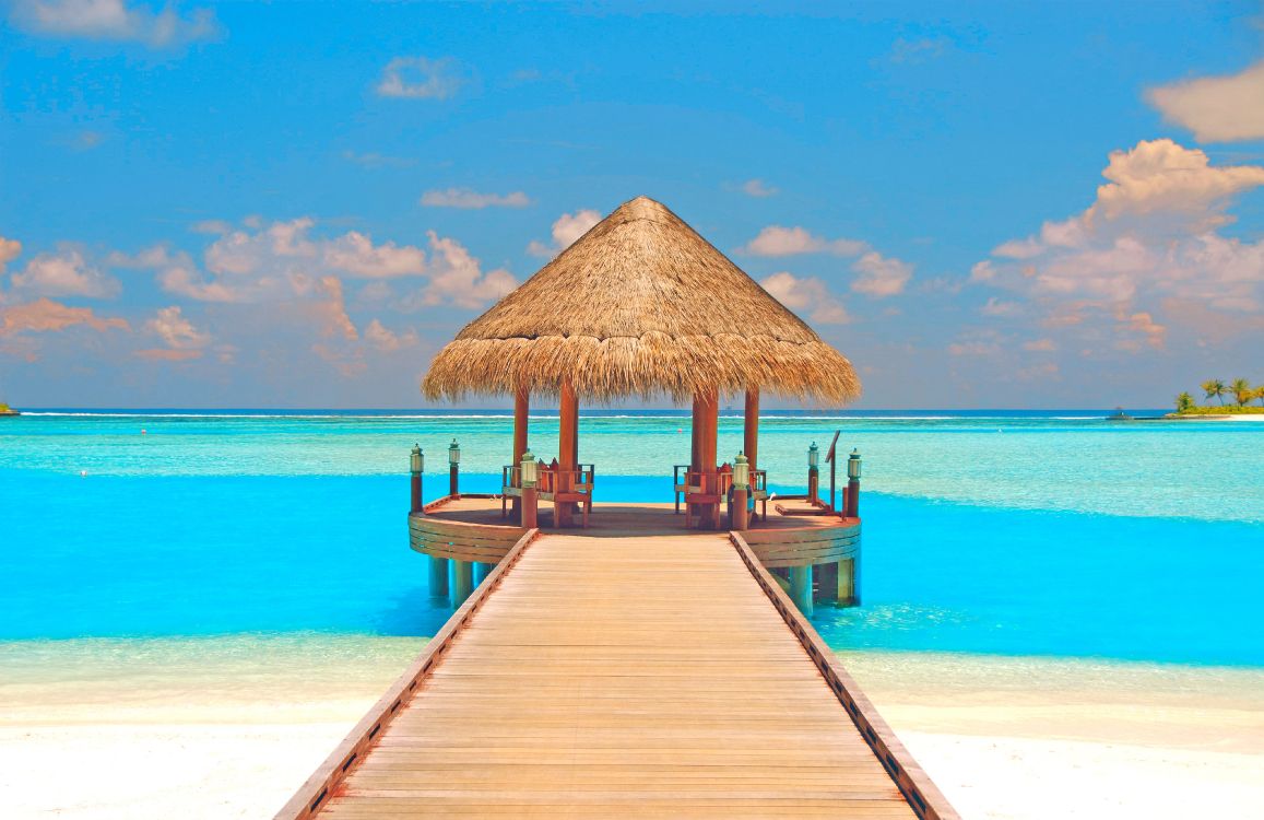 Maison de Plage en Bois Brun Sur la Plage Pendant la Journée. Wallpaper in 4000x2591 Resolution