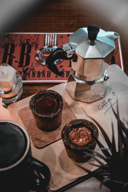 Tetera de Acero Inoxidable al Lado de Una Taza de Vidrio Transparente Con Café. Wallpaper in 4000x6000 Resolution