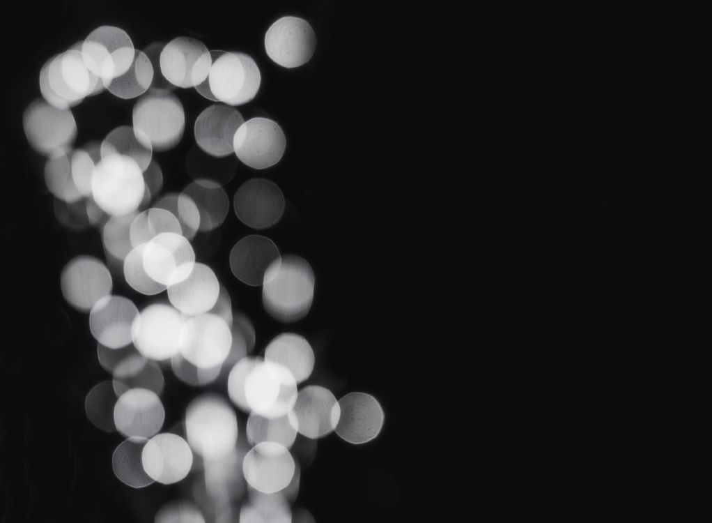 Weiße Und Schwarze Bokeh-Lichter. Wallpaper in 3229x2368 Resolution