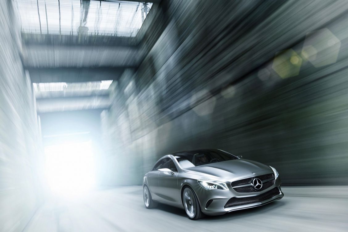 Argent Mercedes Benz Coupé Sur Route. Wallpaper in 3000x1994 Resolution