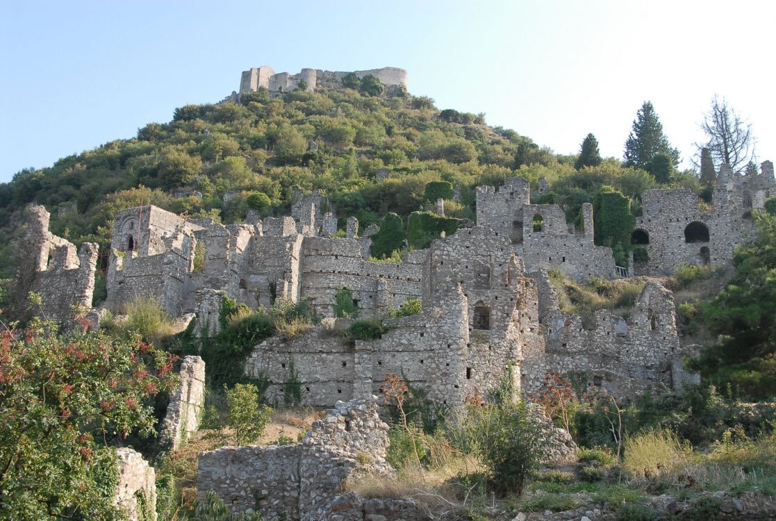 Bâtiment en Béton Brun Sur la Montagne Verte Pendant la Journée. Wallpaper in 2896x1944 Resolution