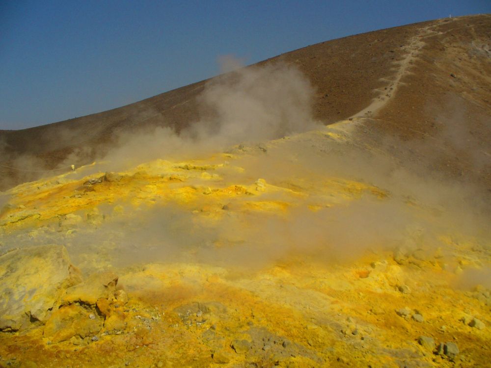 Gelbe Und Weiße Wolken Unter Blauem Himmel. Wallpaper in 2560x1920 Resolution