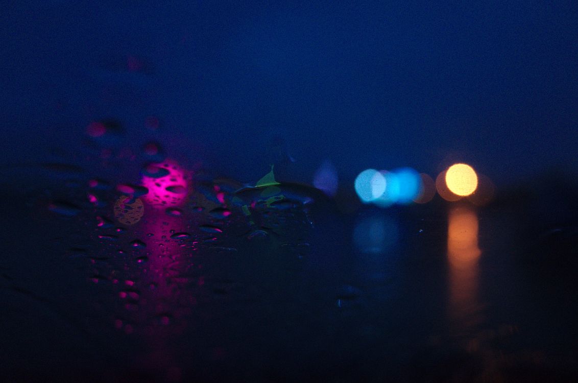 Lila Und Blaue Lichter Auf Der Straße. Wallpaper in 4928x3264 Resolution