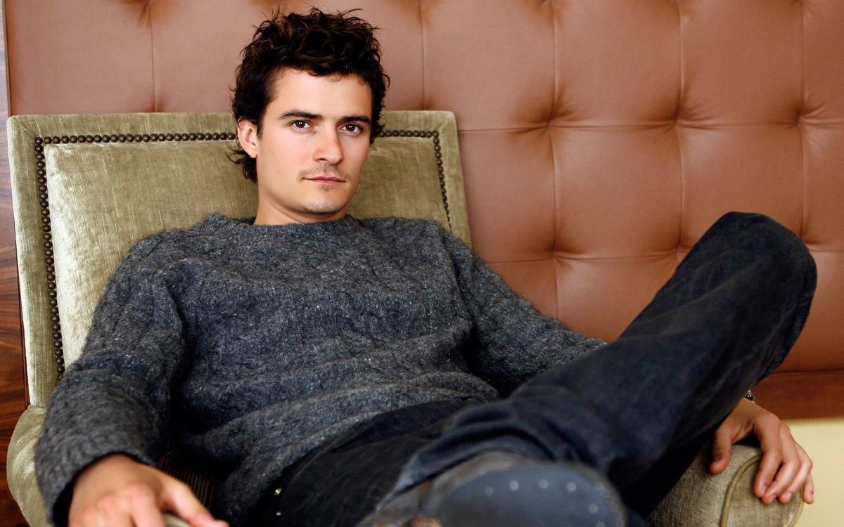 Mann im Grauen Pullover Sitzt Auf Brauner Couch. Wallpaper in 1920x1200 Resolution