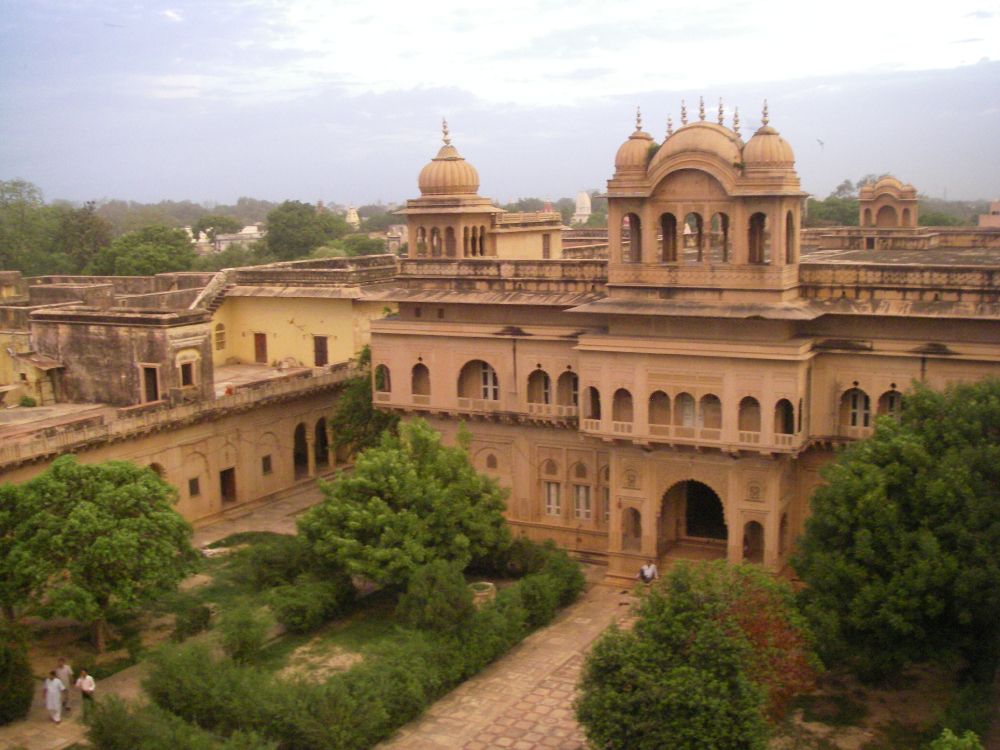 Edificio de Hormigón Beige Cerca de Árboles Verdes Durante el Día. Wallpaper in 3072x2304 Resolution