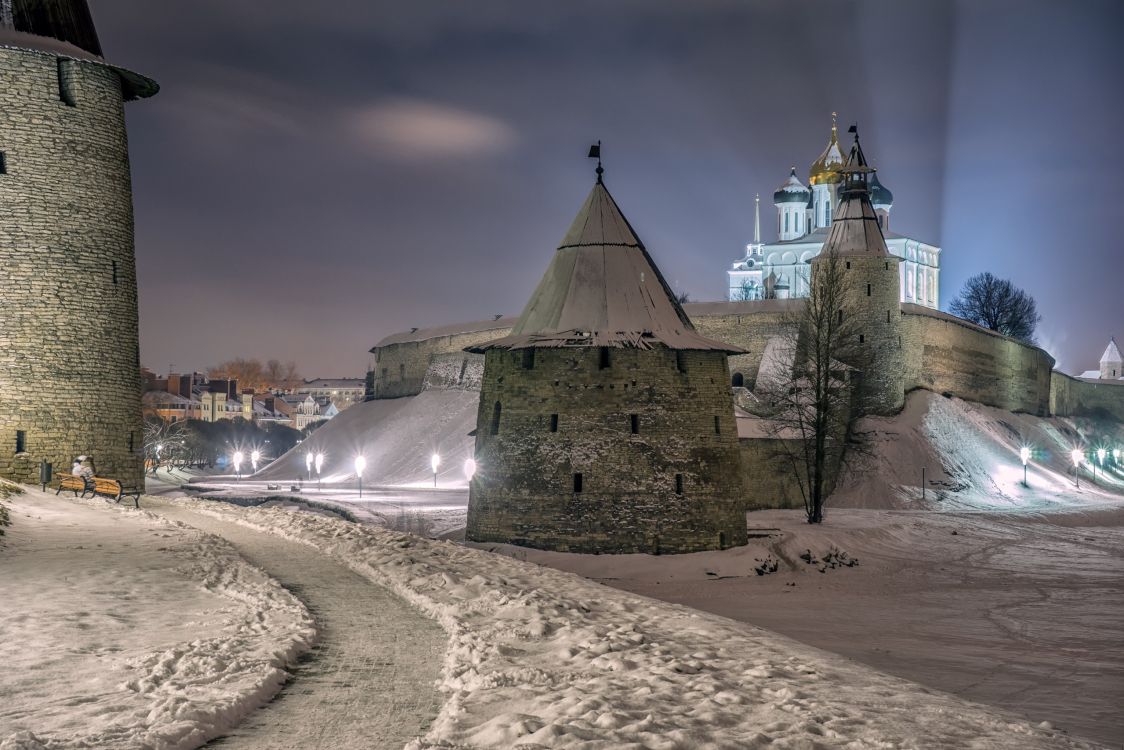Braunes Betongebäude in Der Nähe Von Gewässern Während Der Nacht. Wallpaper in 2560x1707 Resolution
