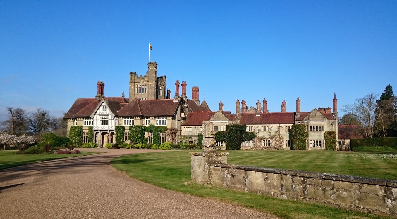 Edificio de Hormigón Marrón y Blanco Bajo un Cielo Azul Durante el Día. Wallpaper in 3429x1895 Resolution