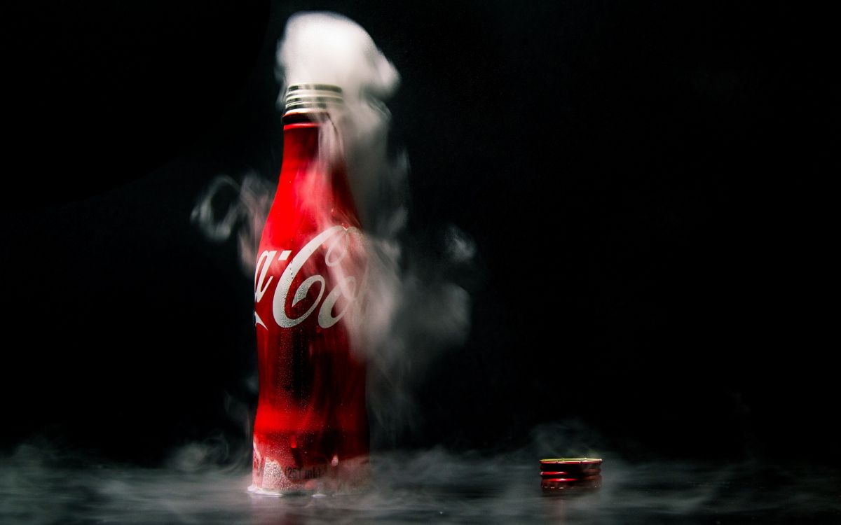 Coca-Cola-Flasche Auf Wasser. Wallpaper in 2880x1800 Resolution