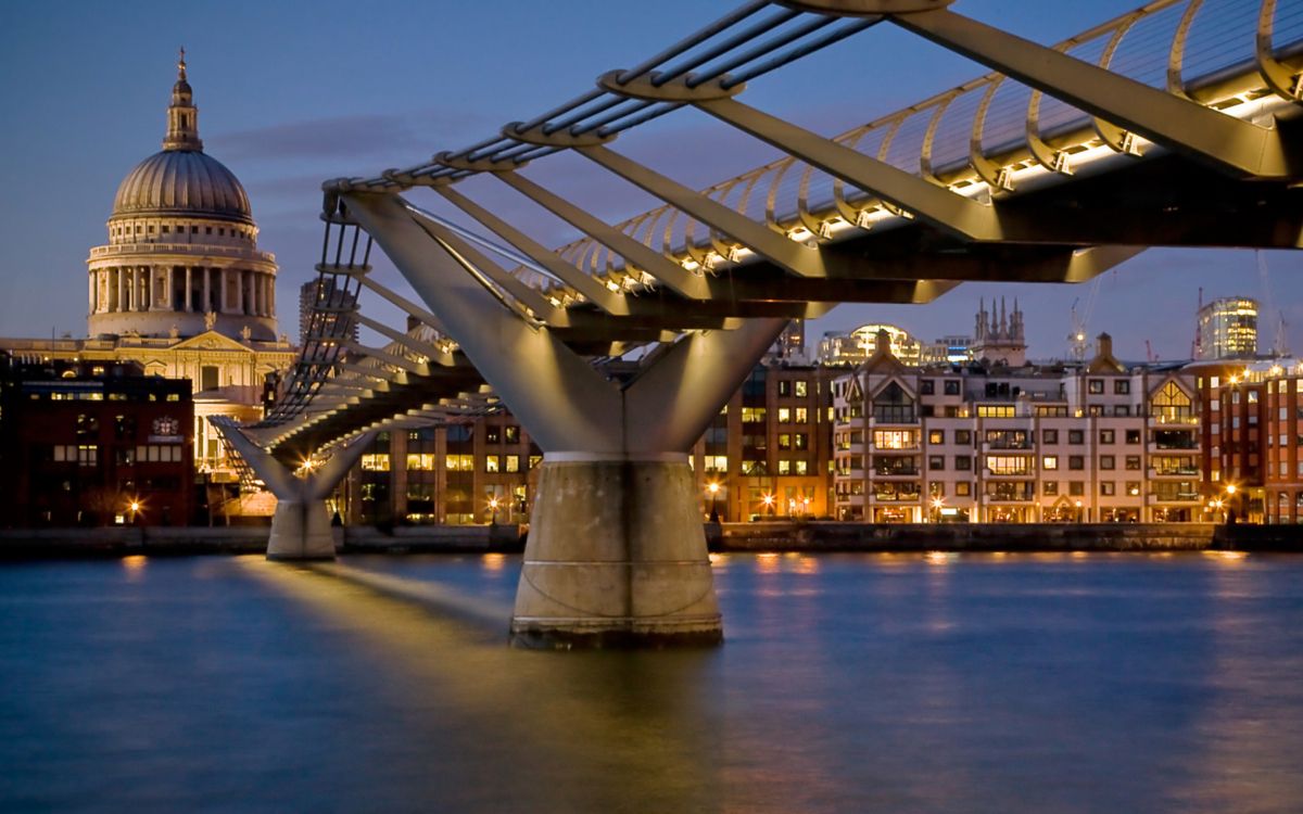 Brücke Über Wasser Während Der Nacht Night. Wallpaper in 2880x1800 Resolution