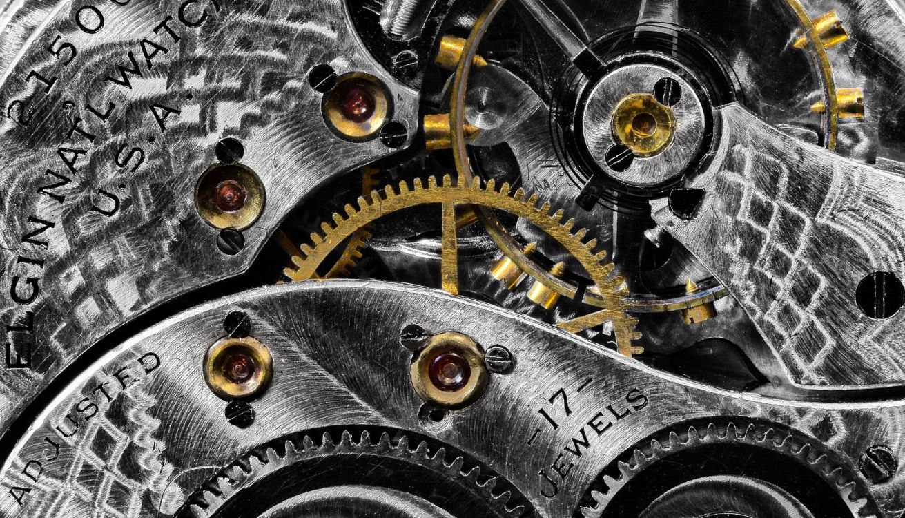 Werkzeug Aus Messing Und Schwarzem Metall. Wallpaper in 2048x1171 Resolution