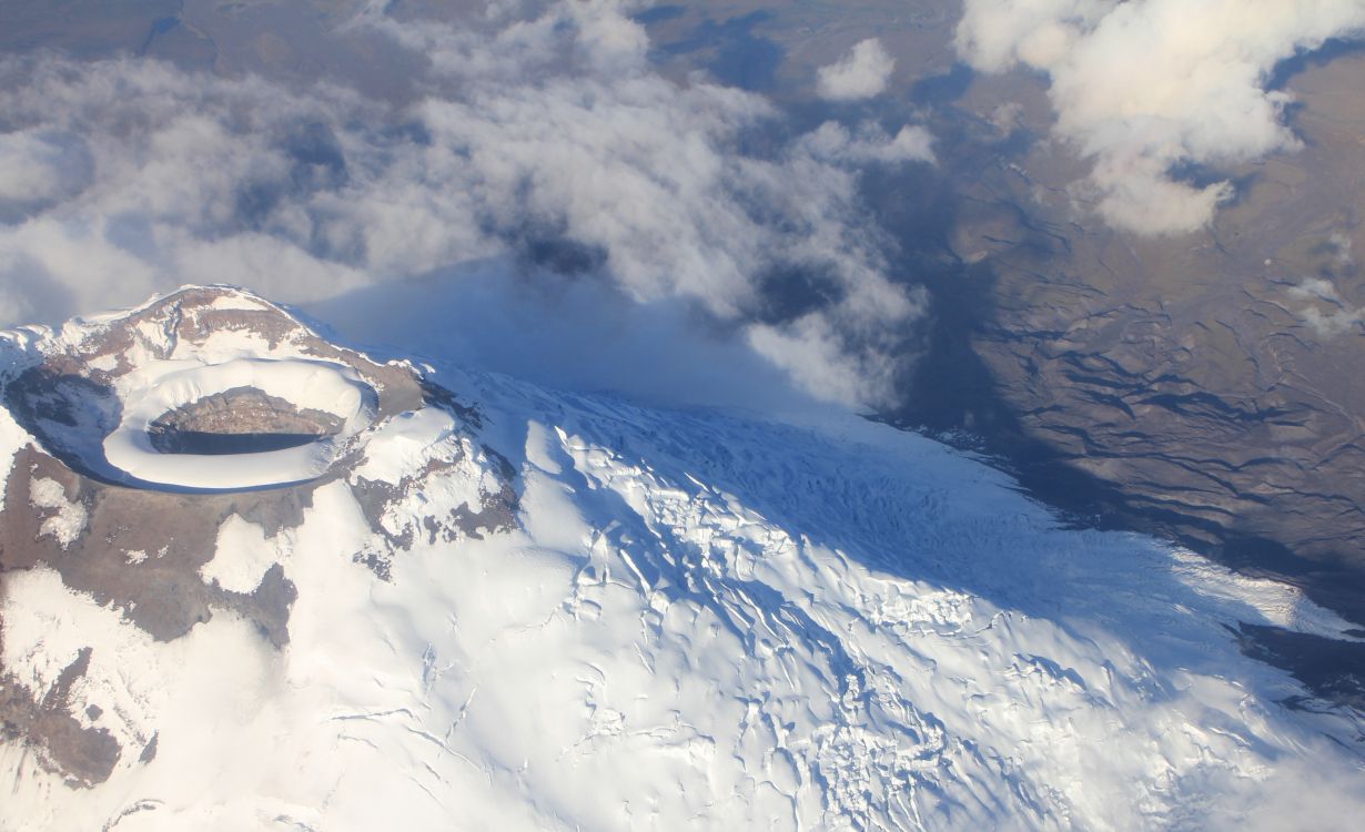 Weiße Wolken Über Schneebedecktem Berg. Wallpaper in 3276x1996 Resolution