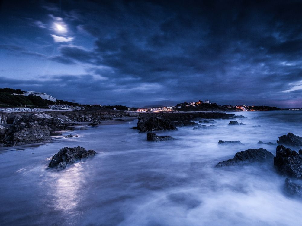 Plan D'eau Près de la Montagne Sous un Ciel Nuageux Pendant la Journée. Wallpaper in 2048x1536 Resolution