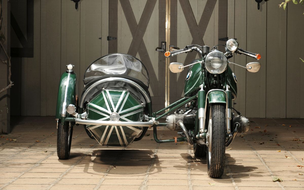 Moto Verte et Noire Dans Une Chambre. Wallpaper in 3840x2400 Resolution