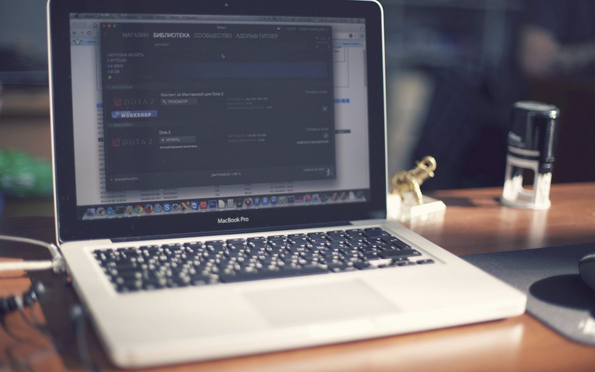 Macbook Pro en Mesa de Madera Marrón. Wallpaper in 2560x1600 Resolution