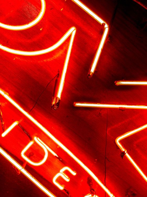 Haga Clic en la Pluma de Plata Sobre la Mesa de Madera Marrón. Wallpaper in 3008x4016 Resolution