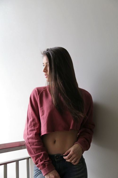 Schönheit, Braune Haare, Kleidung, Joint, Magen. Wallpaper in 1280x1920 Resolution