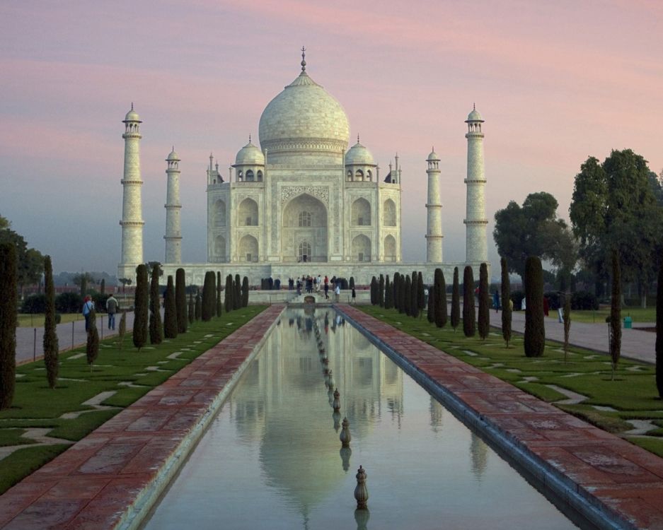 Personnes Marchant Sur le Parc Près D'un Bâtiment en Béton Blanc Pendant la Journée. Wallpaper in 2560x2048 Resolution
