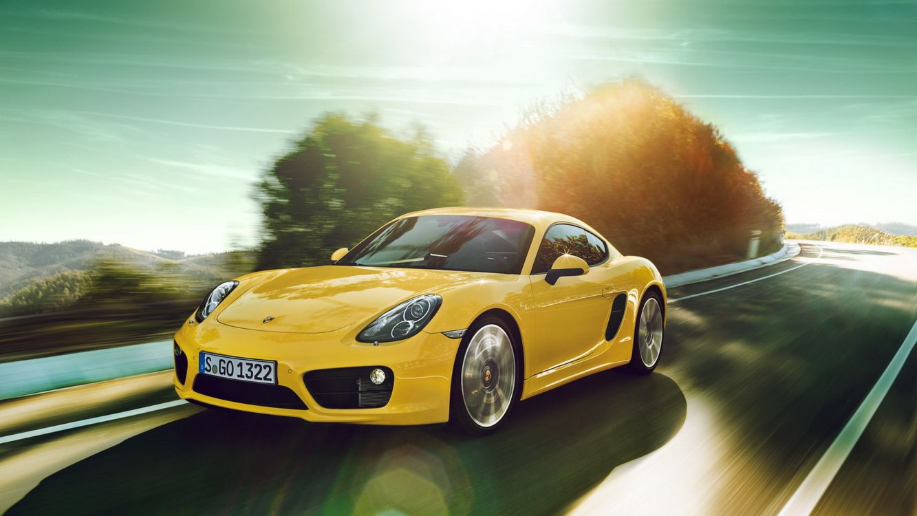 Gelber Porsche 911 Tagsüber Unterwegs. Wallpaper in 3840x2160 Resolution