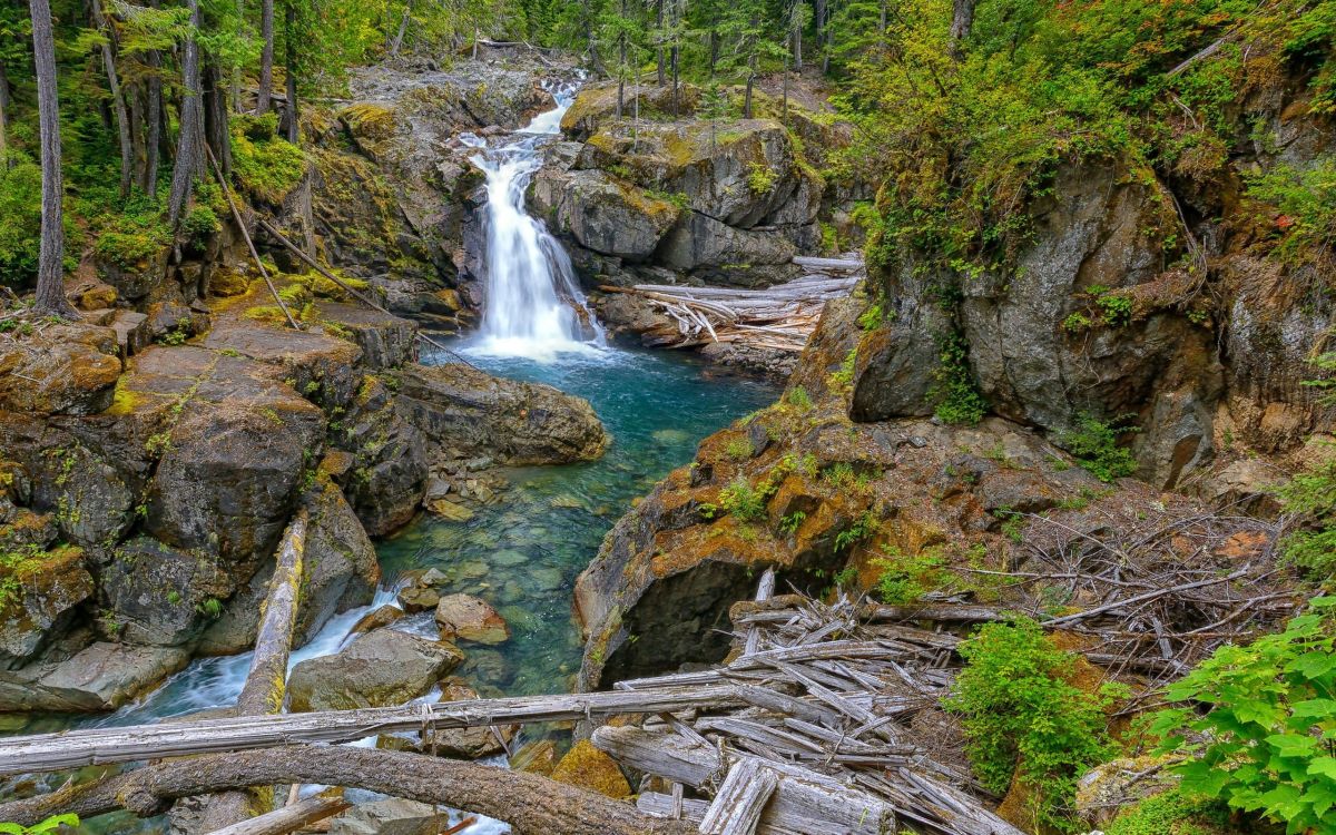 el Agua Cae Sobre el Río Rocoso. Wallpaper in 2560x1600 Resolution