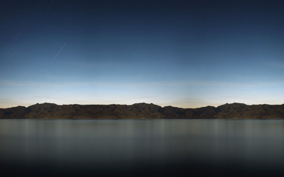 Brauner Berg Neben Gewässer Tagsüber. Wallpaper in 1920x1200 Resolution