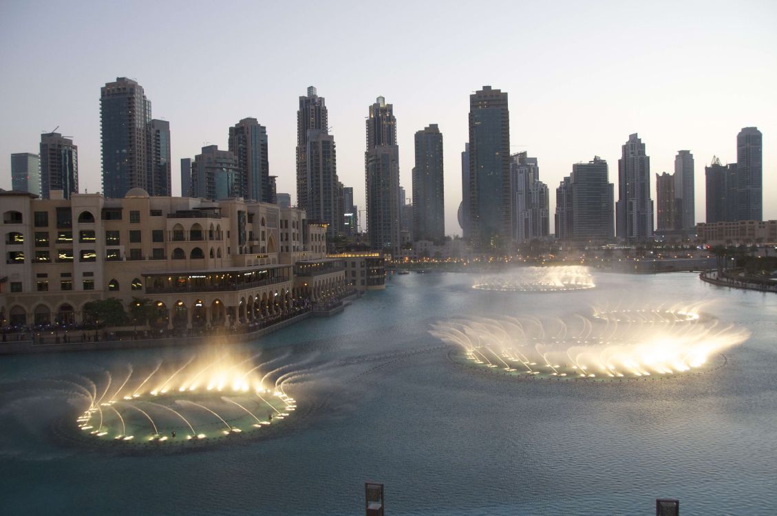 Skyline Der Stadt Mit Regenbogen Tagsüber. Wallpaper in 3470x2305 Resolution