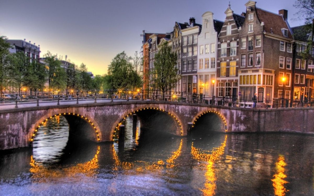 Edificio de Hormigón Marrón Cerca Del Río Durante el Día. Wallpaper in 2560x1600 Resolution