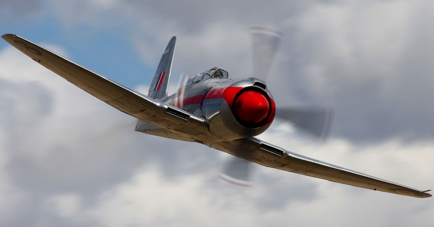 Avión Blanco y Rojo Bajo Nubes Blancas Durante el Día. Wallpaper in 2016x1055 Resolution