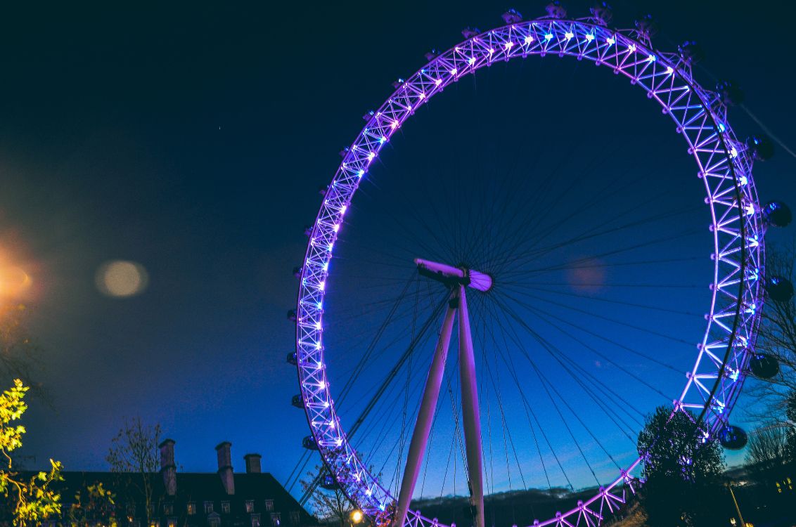 Grande Roue Avec Des Lumières Allumées Pendant la Nuit. Wallpaper in 4928x3264 Resolution