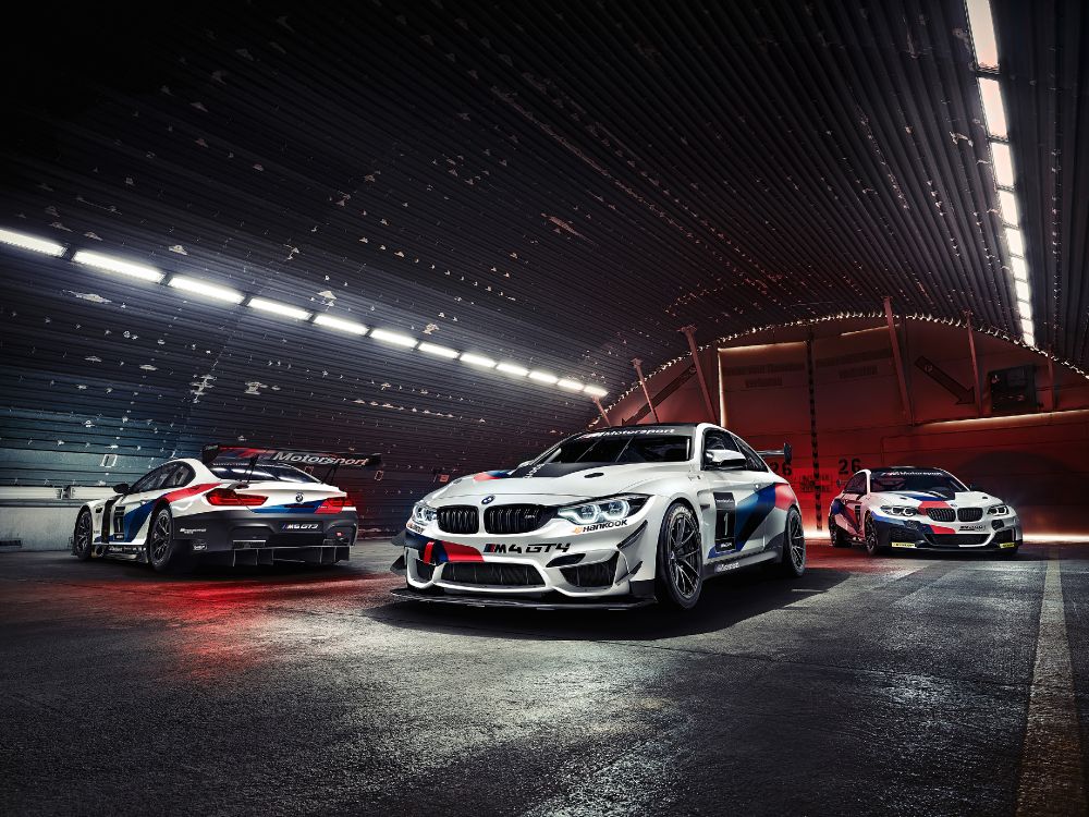 BMW m 3 Coupé Blanc Garé Sur Parking. Wallpaper in 3840x2880 Resolution