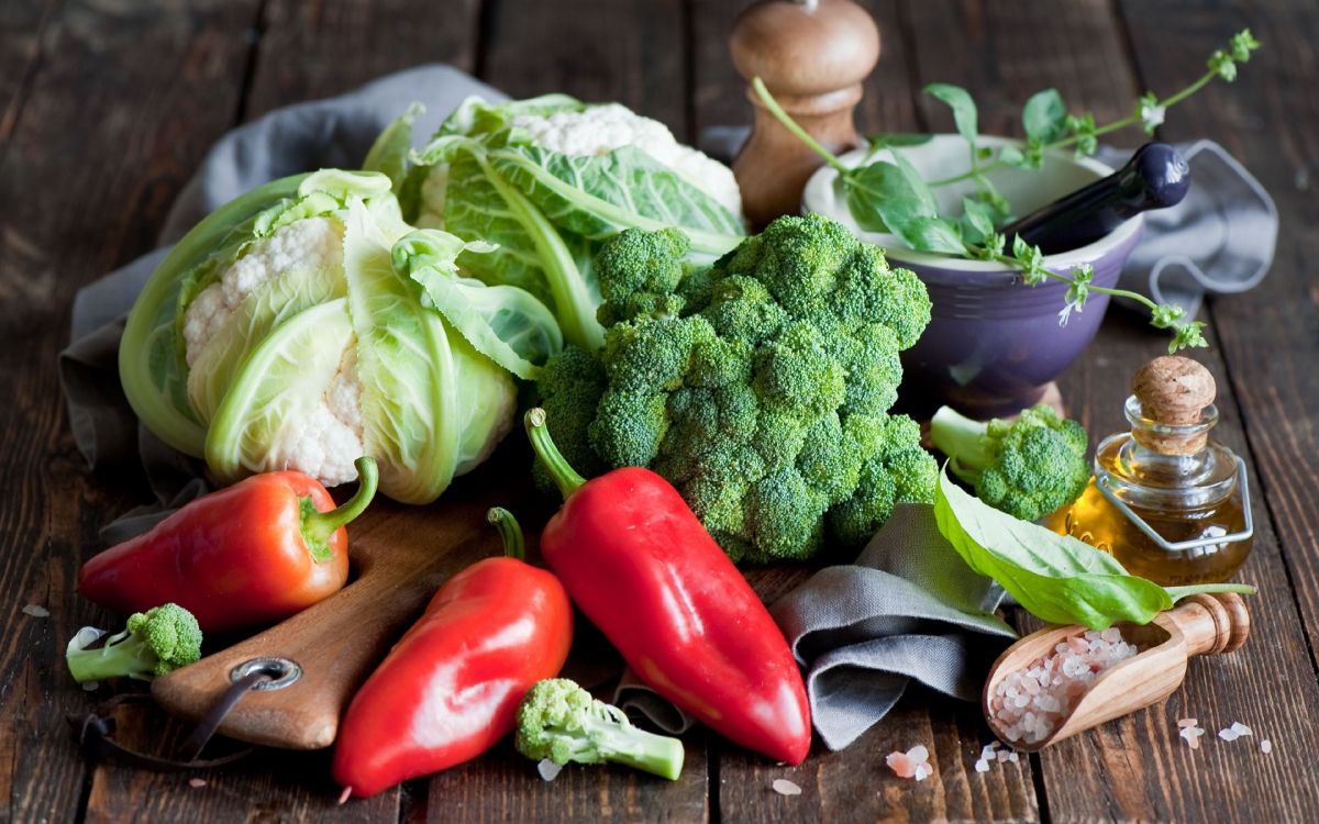 red bell pepper beside green vegetable