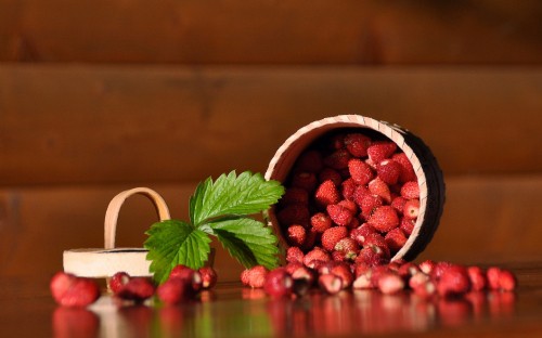 Image red raspberry in white ceramic bowl