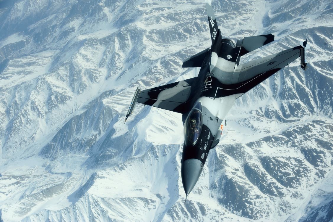 Avión a Reacción en Blanco y Negro Sobrevolando Montañas Cubiertas de Nieve Durante el Día. Wallpaper in 4256x2832 Resolution