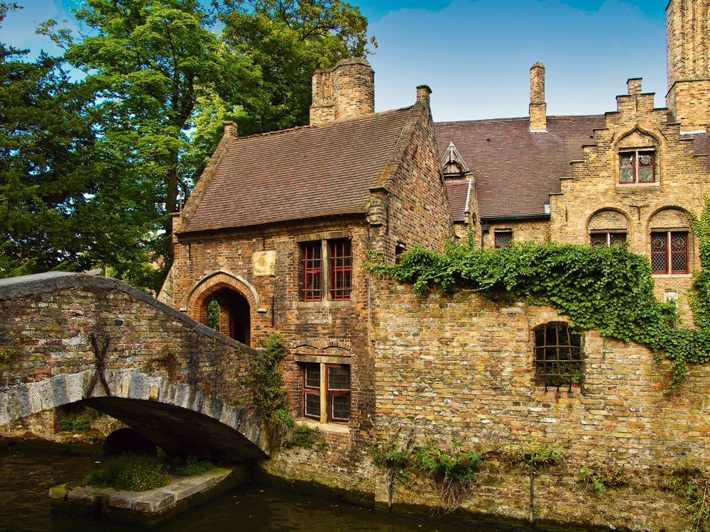 Edificio de Ladrillo Marrón Cerca de Árboles Verdes Durante el Día. Wallpaper in 2560x1920 Resolution