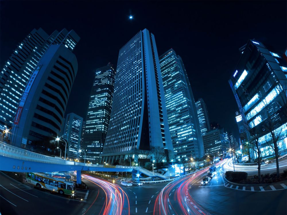 Coches en la Carretera Cerca de Edificios de Gran Altura Durante la Noche. Wallpaper in 2560x1920 Resolution