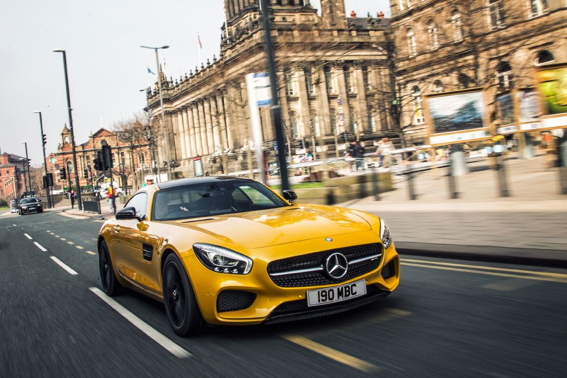 Porsche 911 Amarillo en la Carretera Durante el Día. Wallpaper in 3538x2359 Resolution