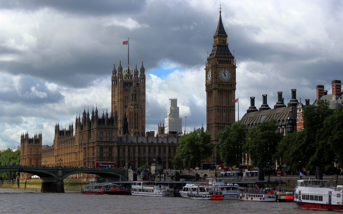 Braunes Betongebäude in Der Nähe Von Autos Und Bäumen Tagsüber. Wallpaper in 2560x1600 Resolution