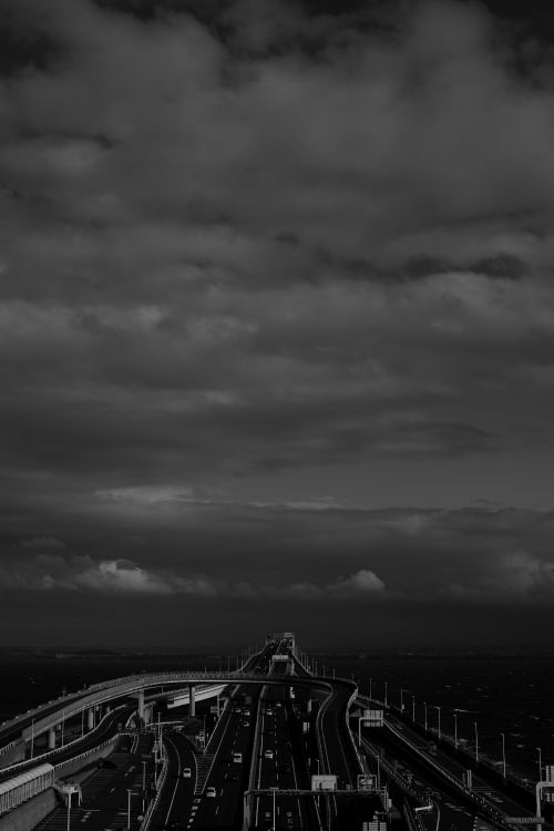 Photo en Niveaux de Gris D'un Pont Sous un Ciel Nuageux. Wallpaper in 3859x5788 Resolution