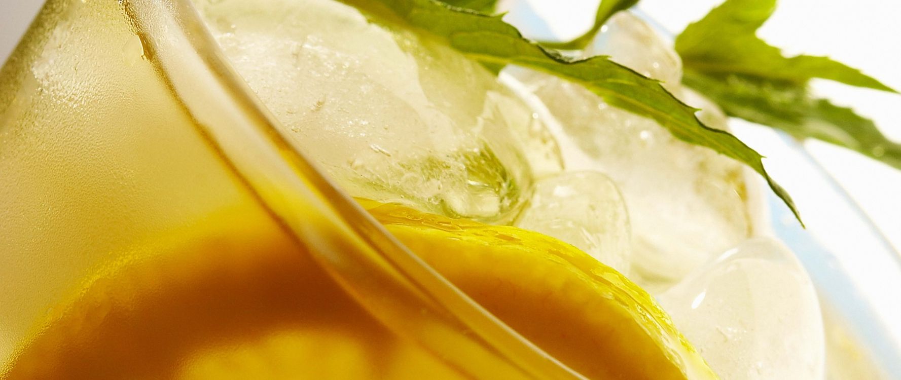 Liquide Jaune Dans un Verre à Boire Transparent. Wallpaper in 2560x1080 Resolution